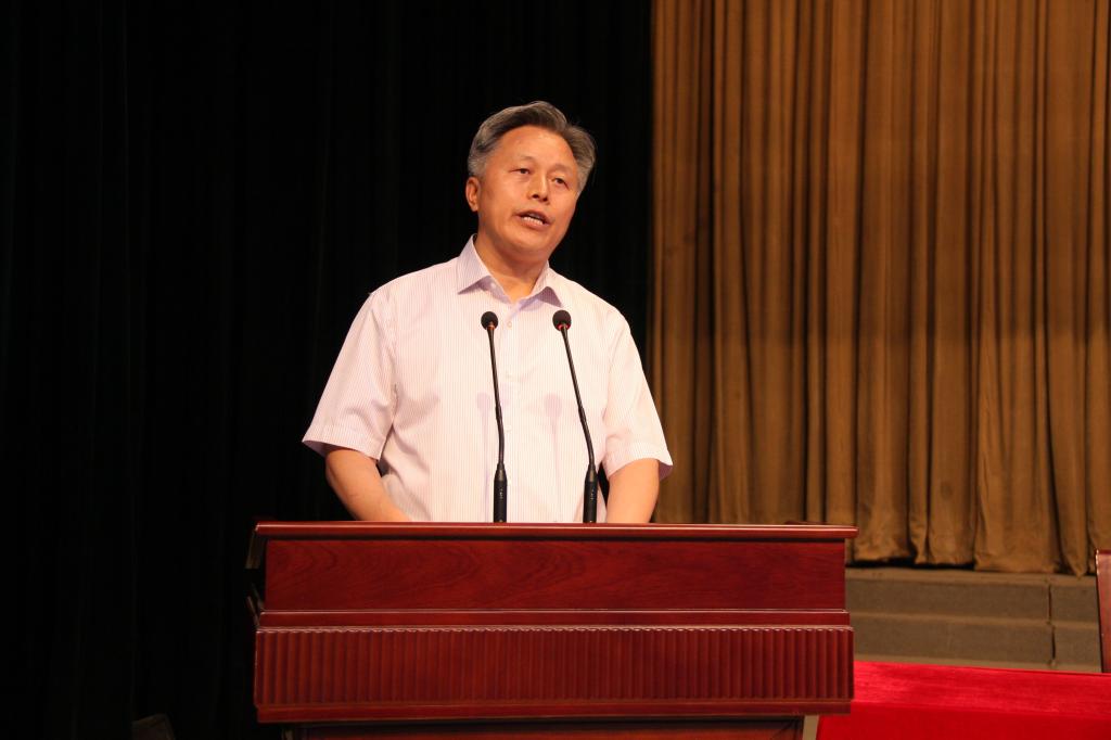 首页 正文  党委副书记,校长王曙光宣读《攀枝花学院关于表彰2017