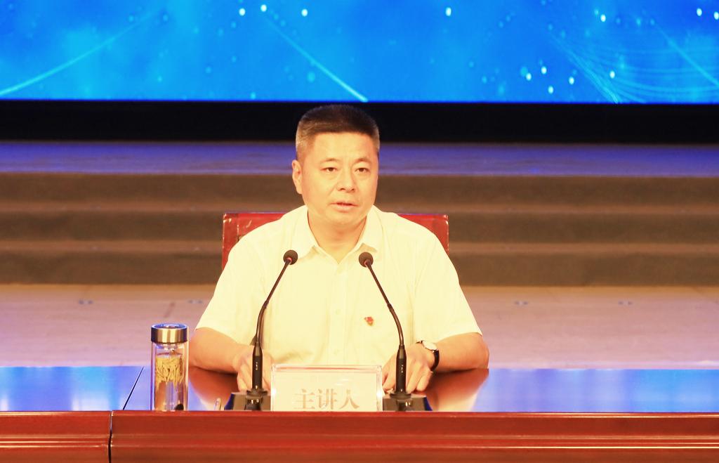 市委副书记、市长虞平作报告