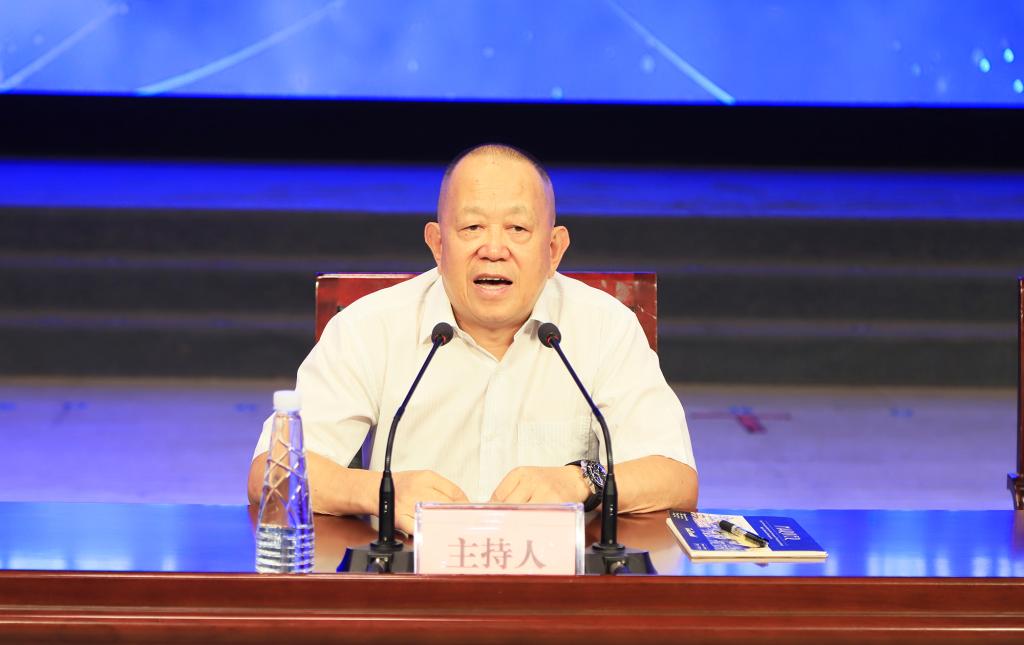 党委书记肖立军主持报告会