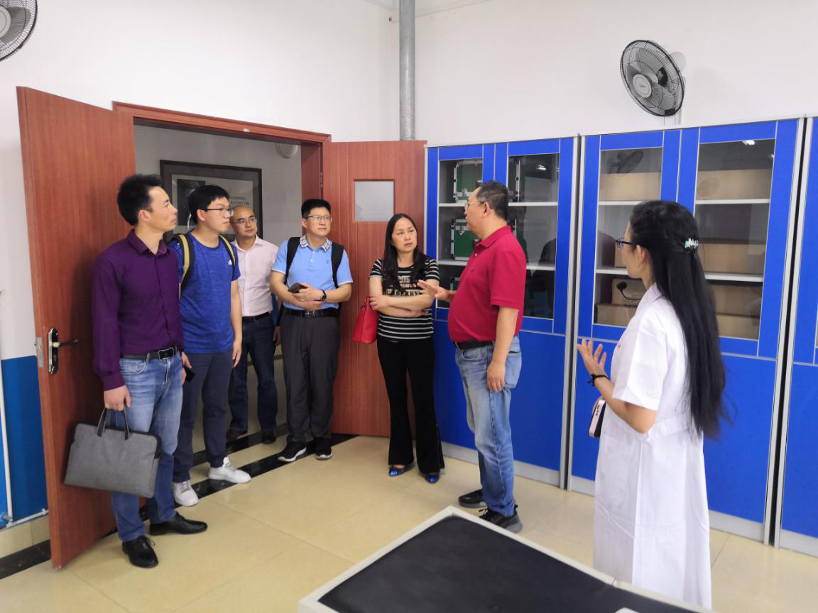参观医学实验中心