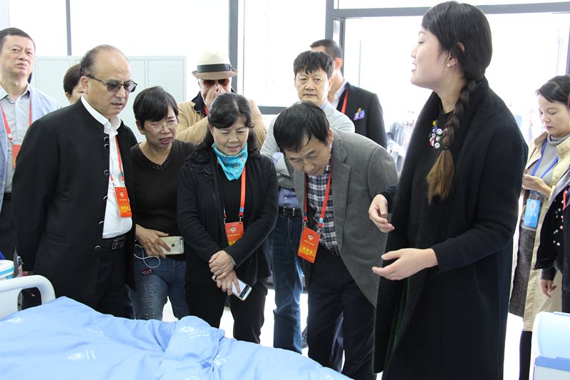 陈文华(左二)一行现场查看康养学院护理实训中心