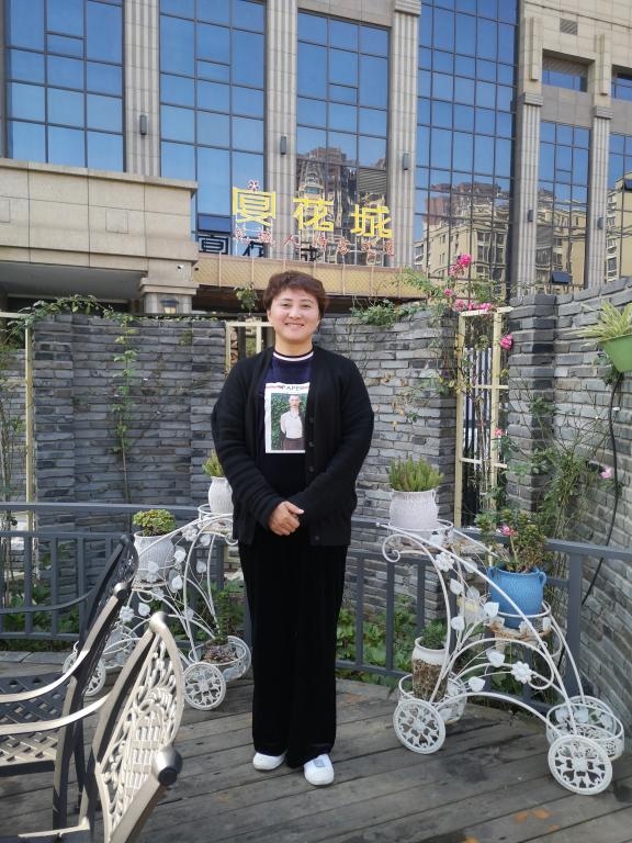 校友胡地梅