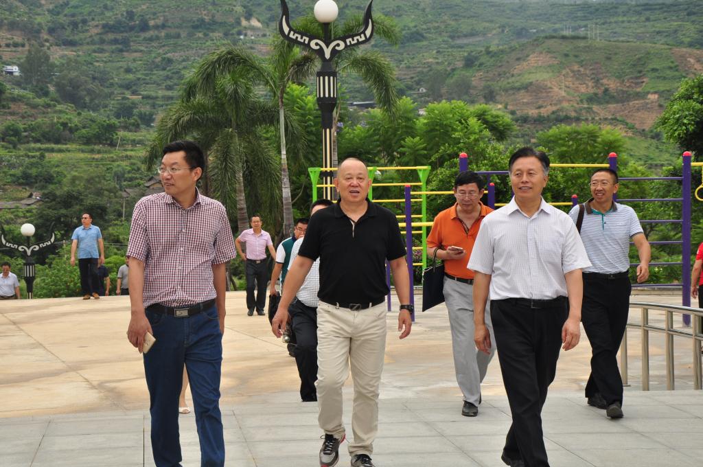校领导察看康养学院