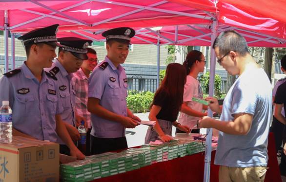 市东区分局禁毒大队为同学们讲解禁毒知识