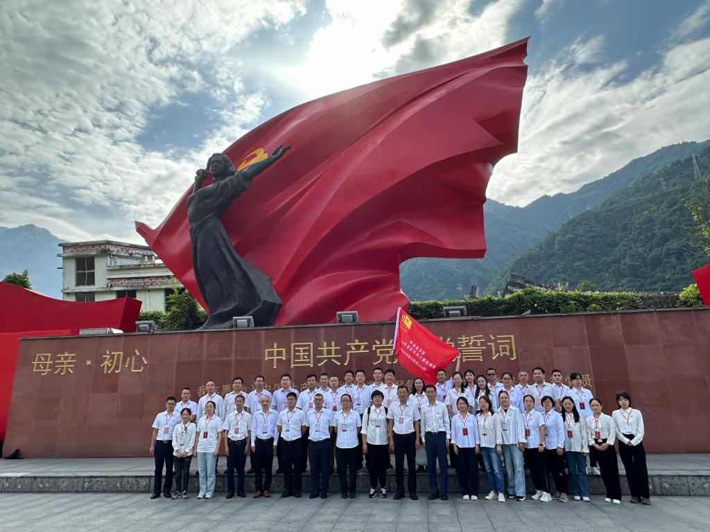 参观漩口中学地震遗址(映秀)合影