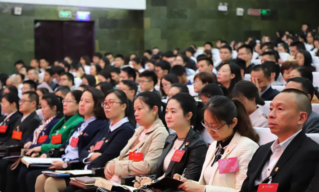 认真聆听报告