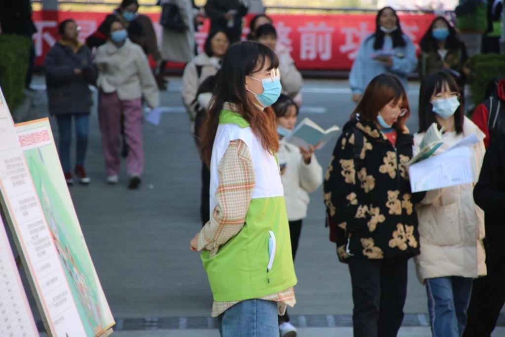 张雪梅参加学校防疫考研志愿服务