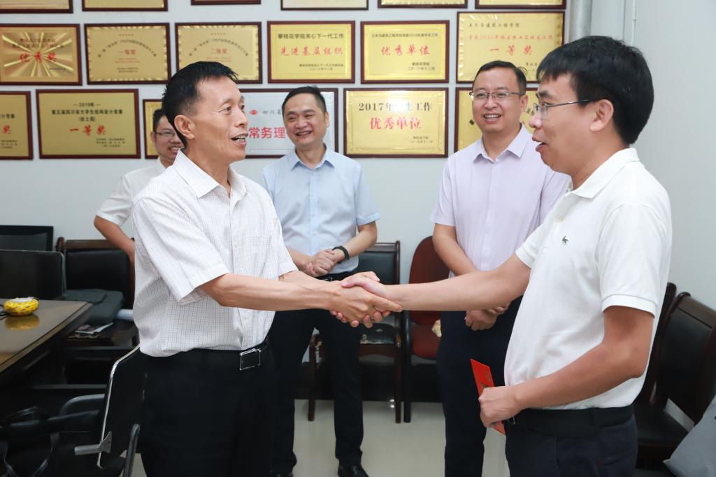 党委副书记、校长王曙光走访慰问教师代表
