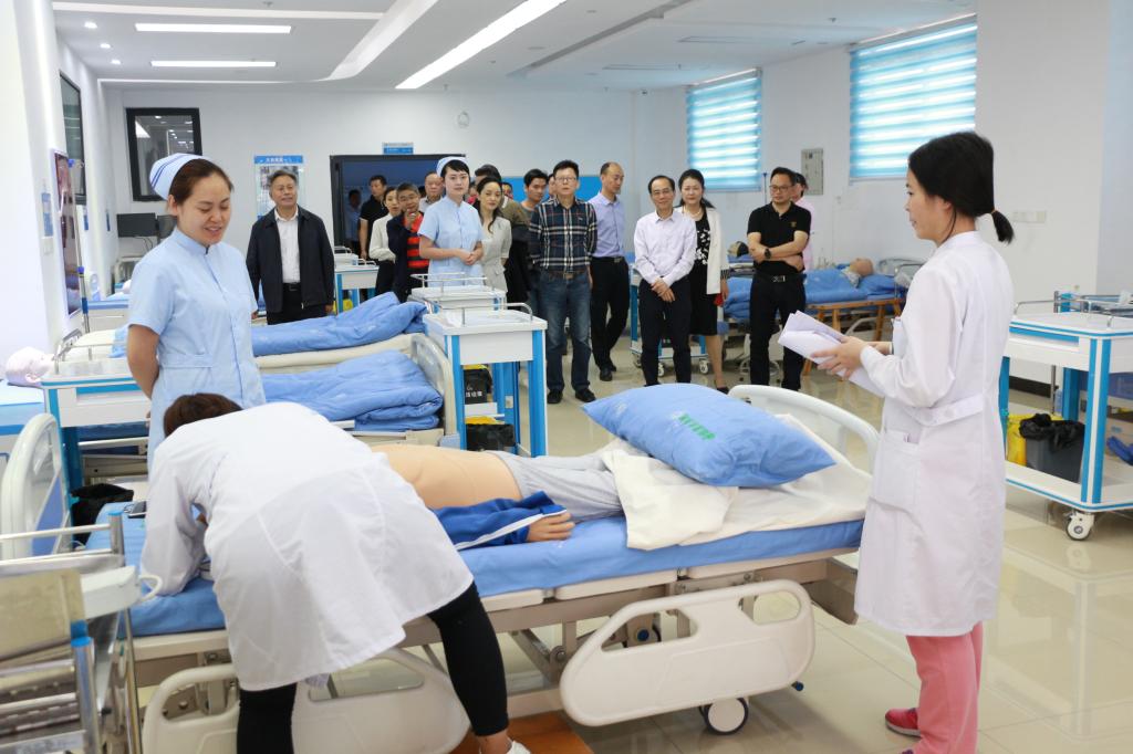 吴刚一行走访康养学院护理实训中心