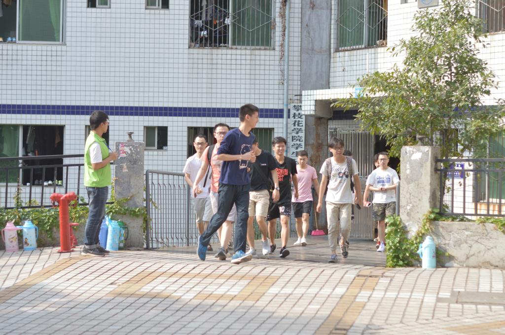 南苑校区学生在志愿者的指引下从寝室迅速疏散
