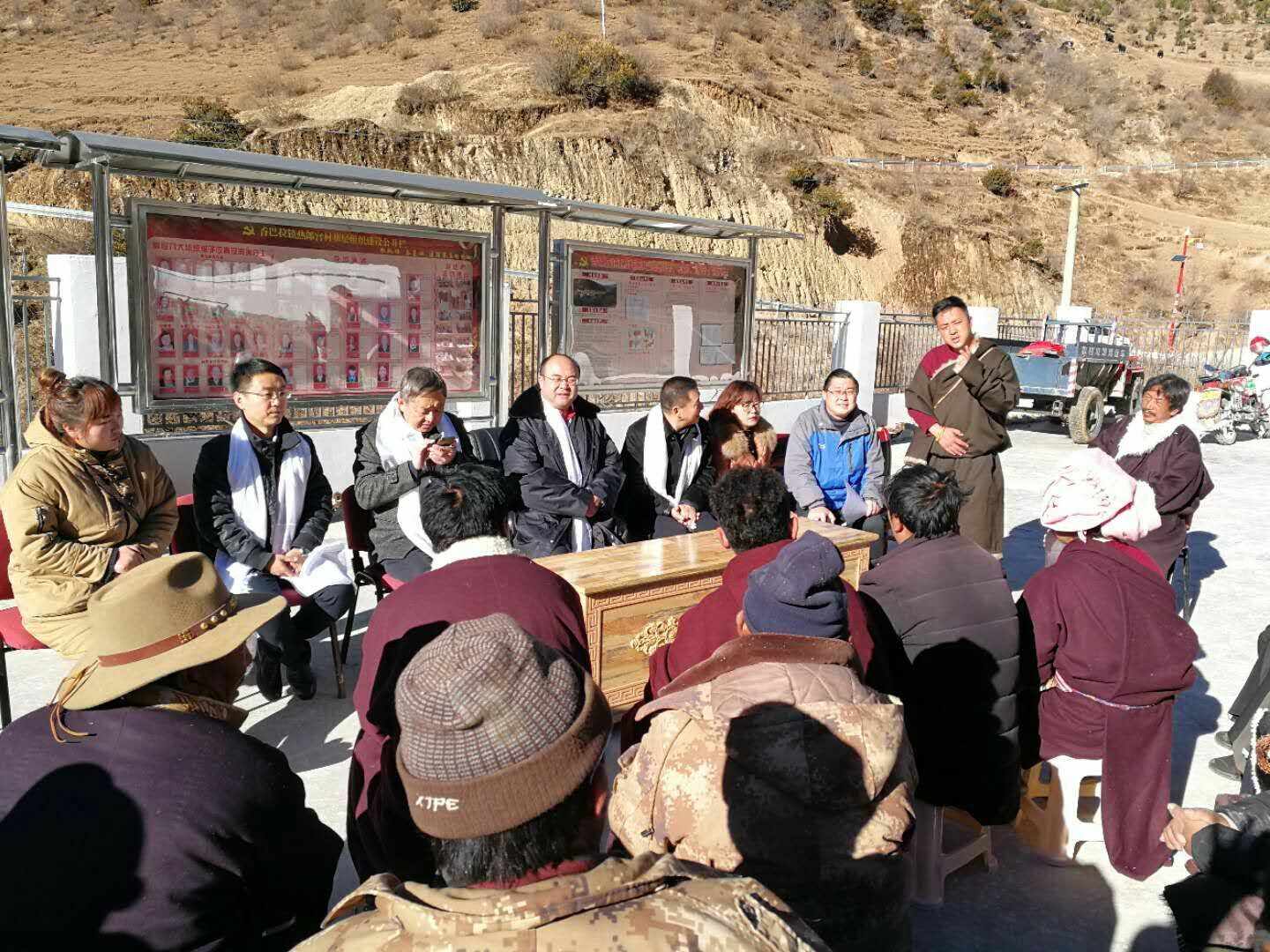 与村“两委”、全体党员和贫困户进行座谈