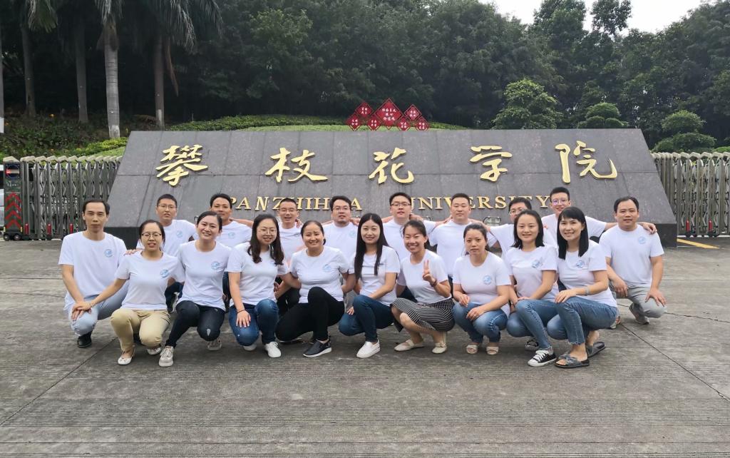 校友在东校门合影