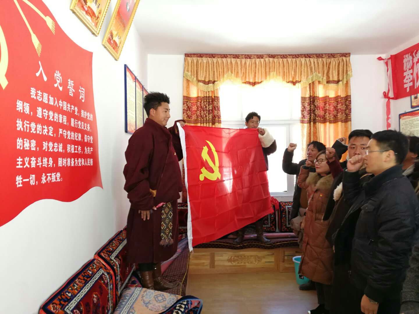 彭徐、胥刚一行与热郎宫村全体党员重温了入党誓词