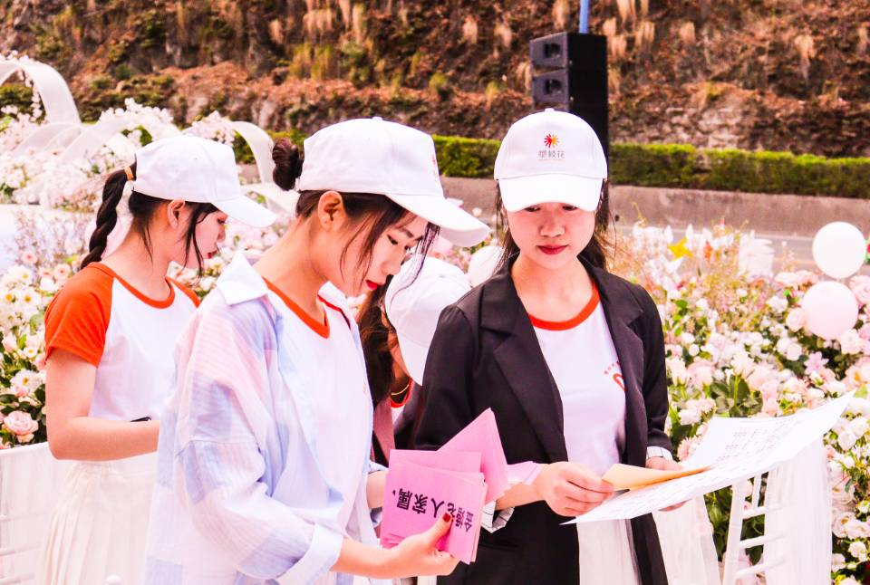 刘林玉参加集体婚礼志愿服务