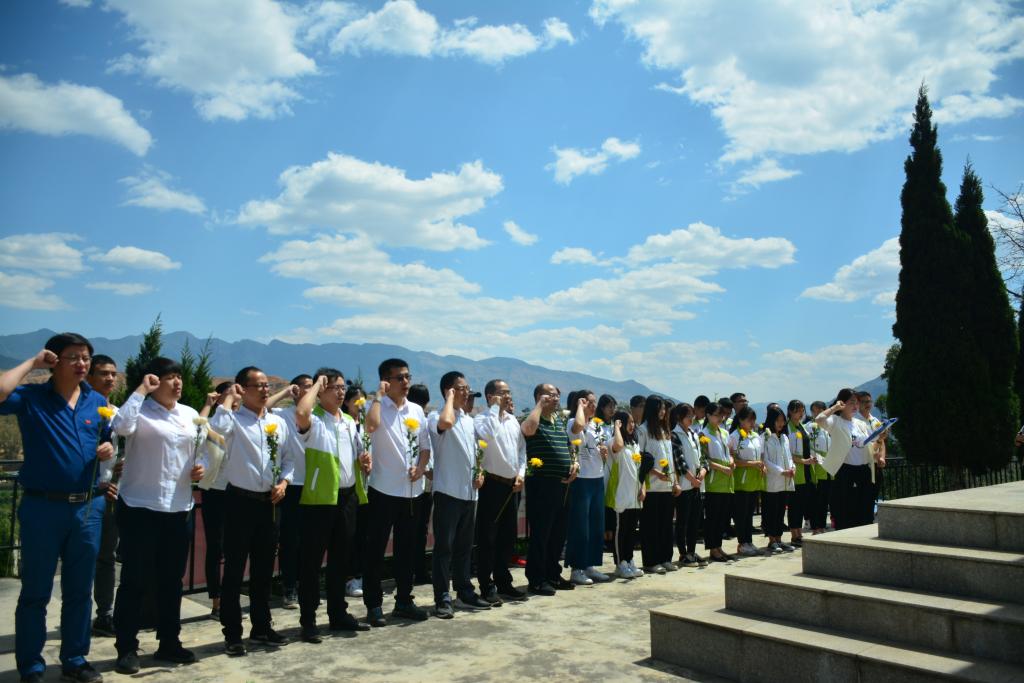 师生重温入党誓词
