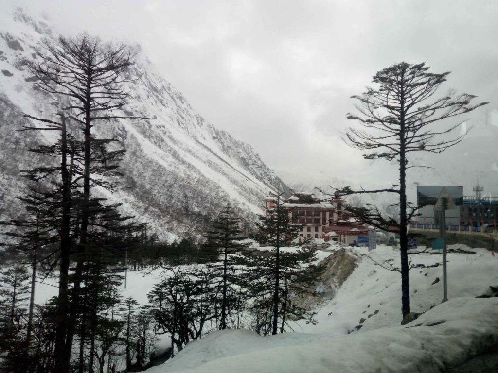 大雪中的墨脱县完全小学
