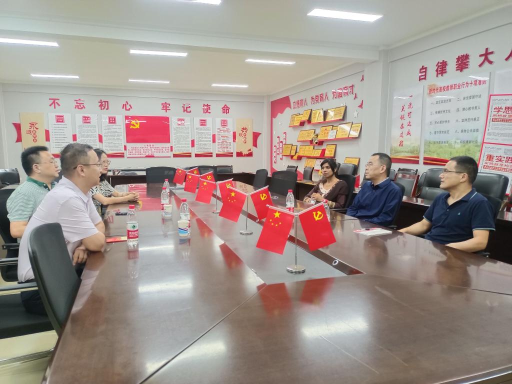 副校长张旭辉走访慰问教师代表