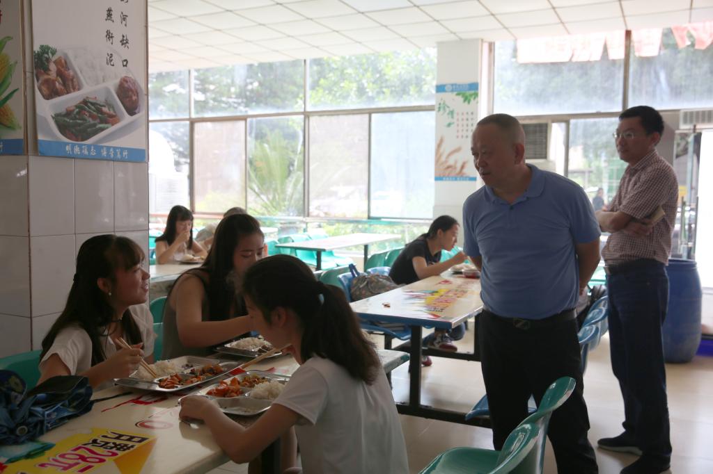 校领导与学生亲切交流