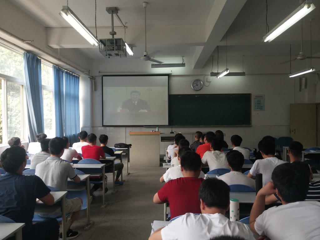 交汽学院师生收看大会直播